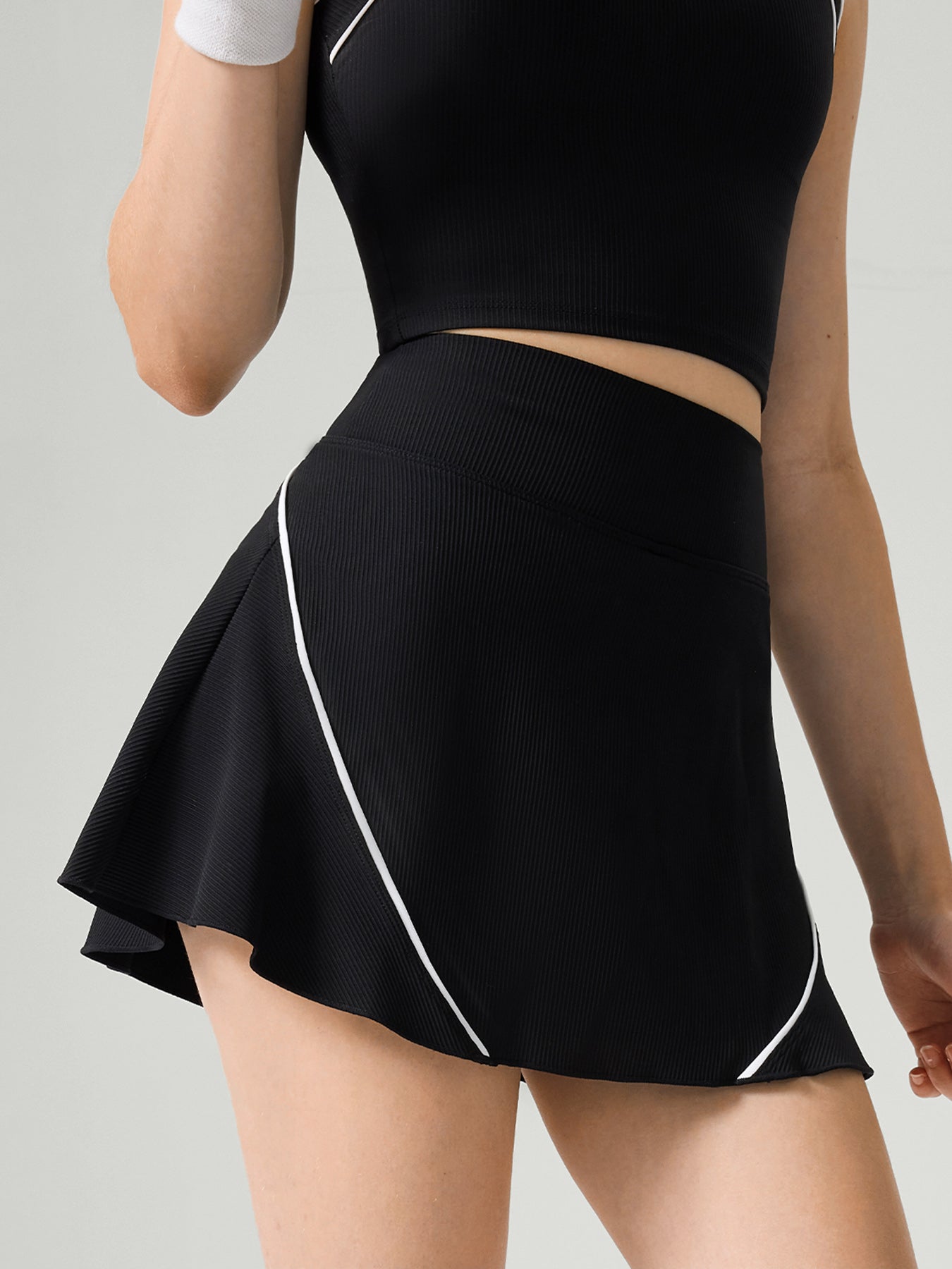 women_s-knitted-nylon-yoga-skirt-black-sustainable-yoga_bottoms-z2sqba Black Contrast A-Line Sports Skirt - Image 1